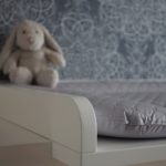 Quand baisser le matelas d'un lit de bébé